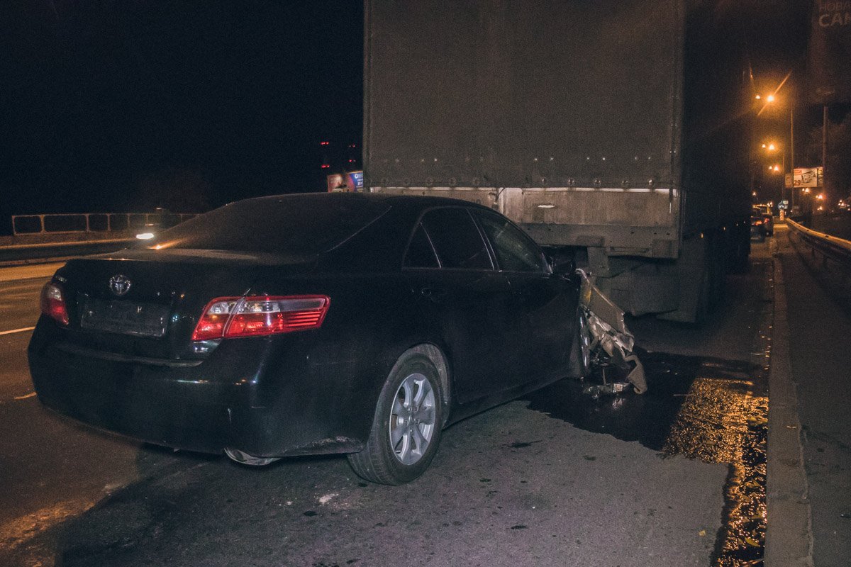 На Надднепрянском шоссе Toyota Camry влетела в стоящую у обочины фуру DAF