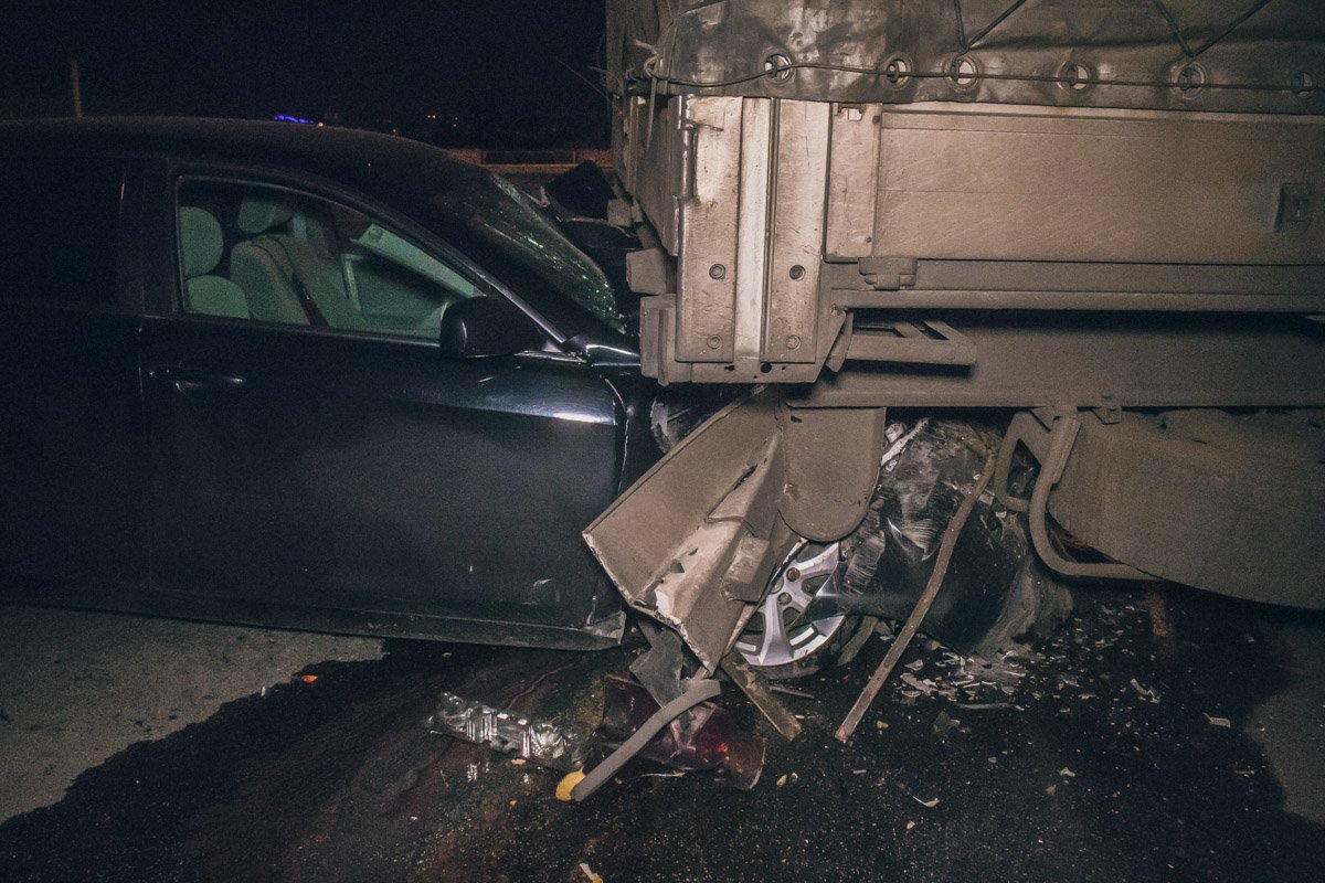 По предварительной информации, фура была припаркована, а легковушка поворачивала на Железнодорожное шоссе