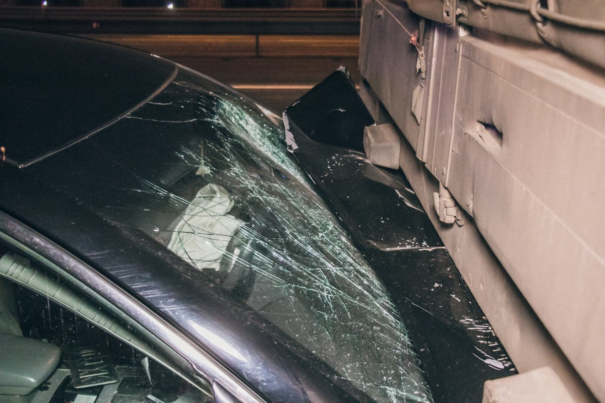 В результате удара Toyota влетела под полуприцеп