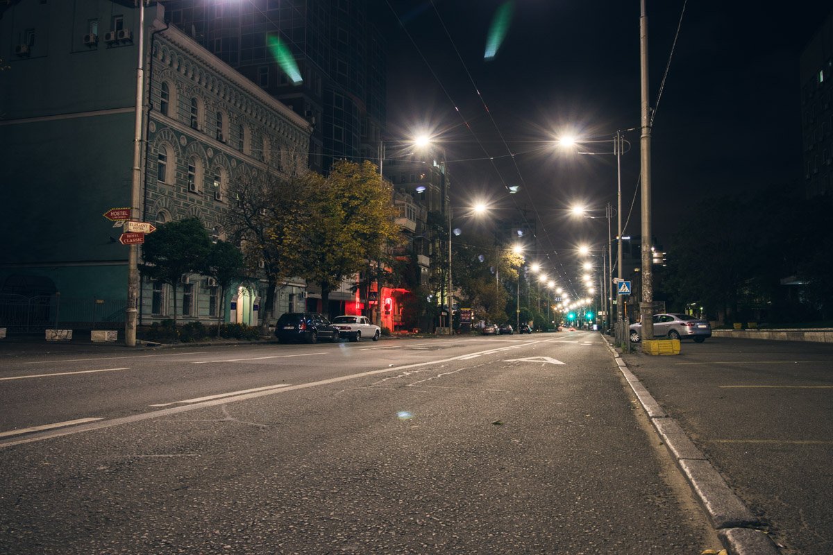 Под покровом ночи Жилянская обретает другой вид