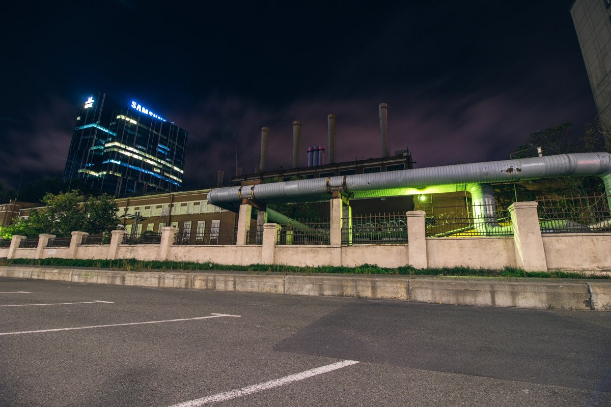 Множественные огни разукрашивают скучную темноту города