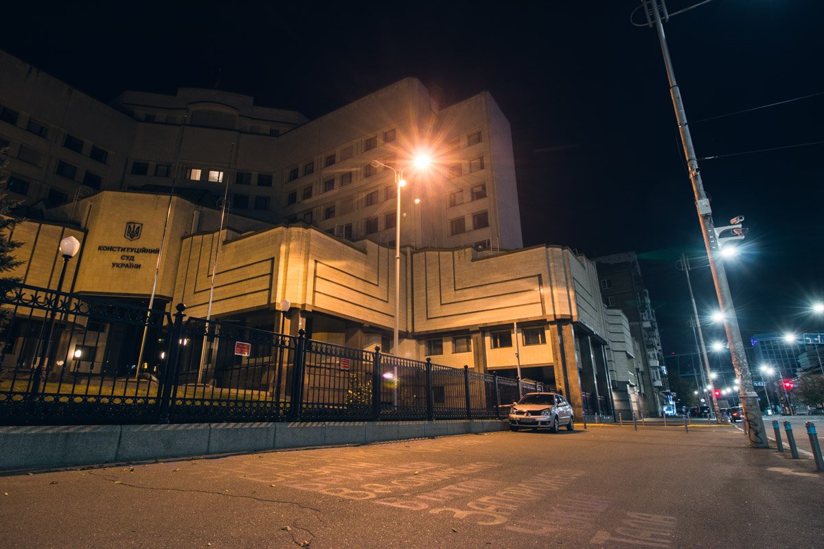 Верхние окна суда спрятались в сумраке и ждут следующего дня