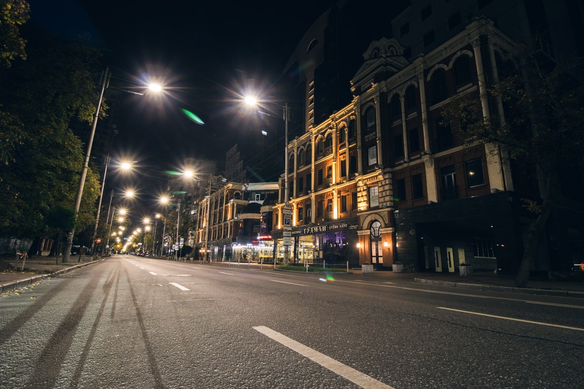 На улице размещено множество магазинов и учреждений