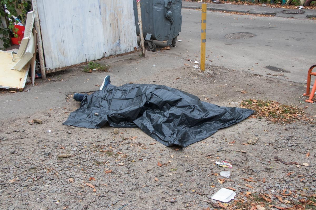 В Киеве по адресу улица Екатерины Белокур, 3 обнаружили труп мужчины