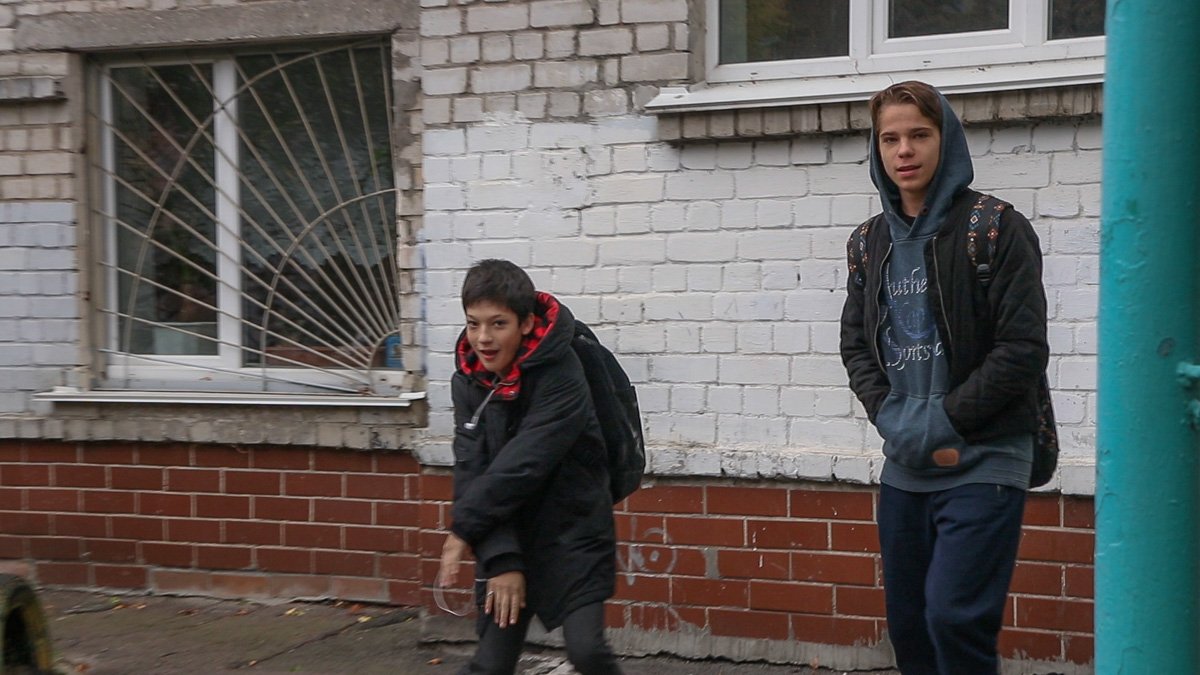 Ученики убегали с уроков, чтобы посмотреть на мертвого, лежавшего на асфальте