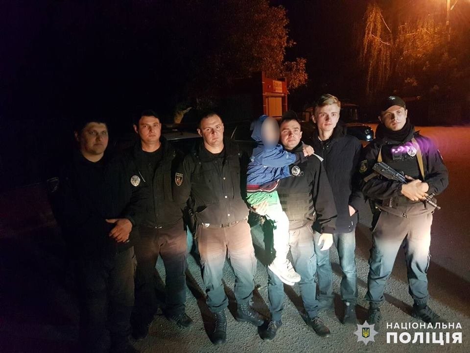Под Киевом полиция нашла заблудившегося в лесу мальчика