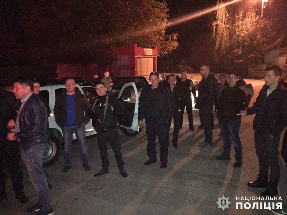 В поисках им помогали кинологи и местные жители