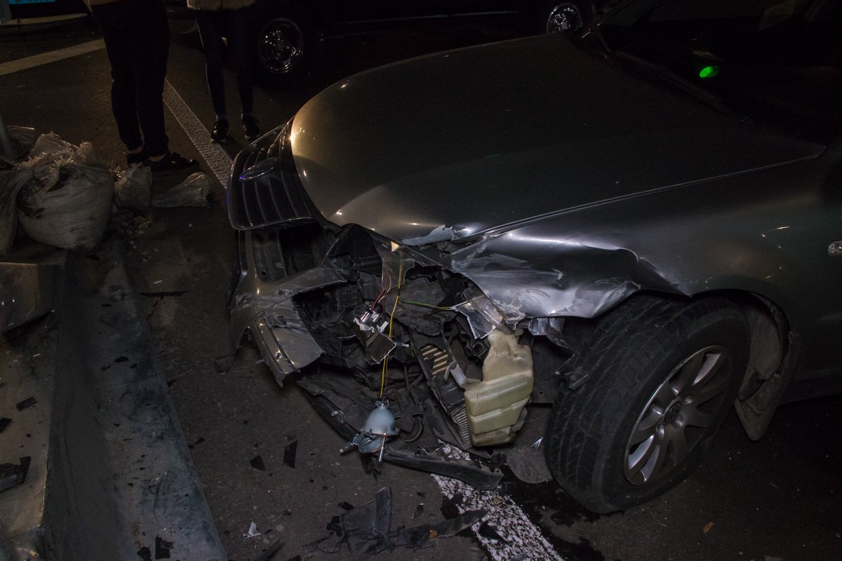 Столкнулись Volkswagen Passat и Ford Explorer Столкнулись Volkswagen Passat и Ford Explorer