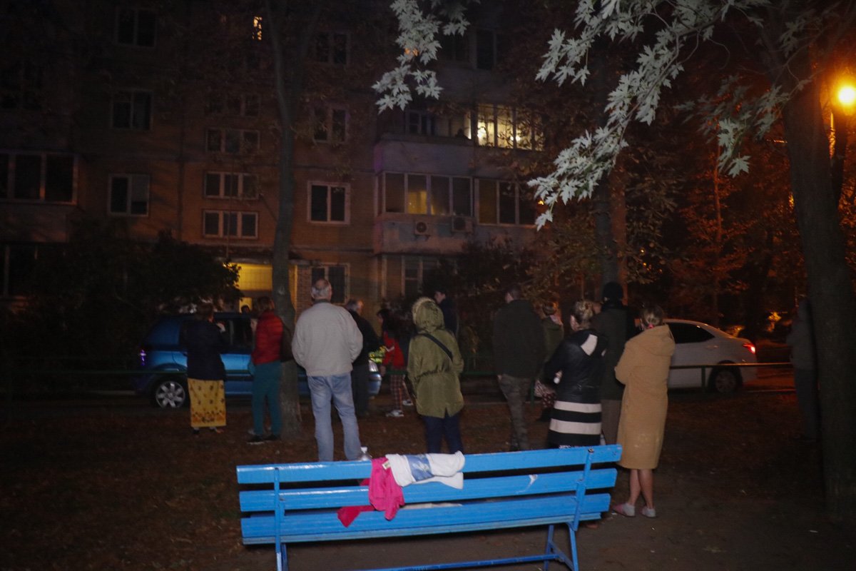 В момент начала пожара в квартире была хозяйка, однако она успела выйти на улицу