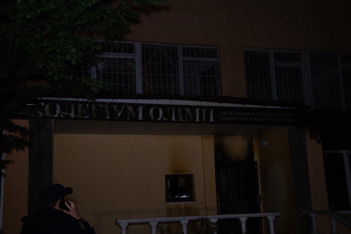 С боку в этом же здании находится заброшенное помещение, в нем поселились люди без определенного места жительства