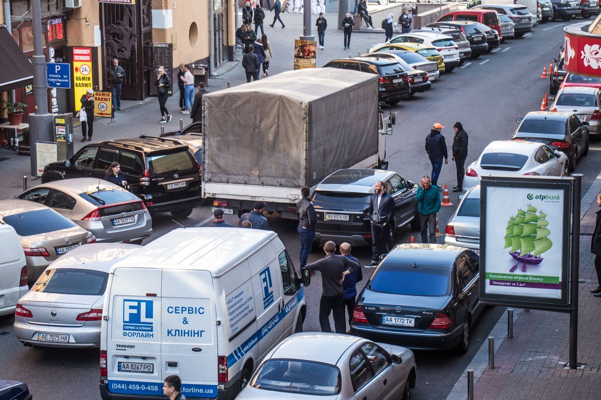 На Бассейной грузовик задел Range Rover На Бассейной грузовик задел Range Rover