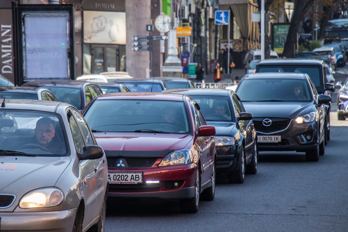 Машины парализовали движение улицей Машины парализовали движение улицей