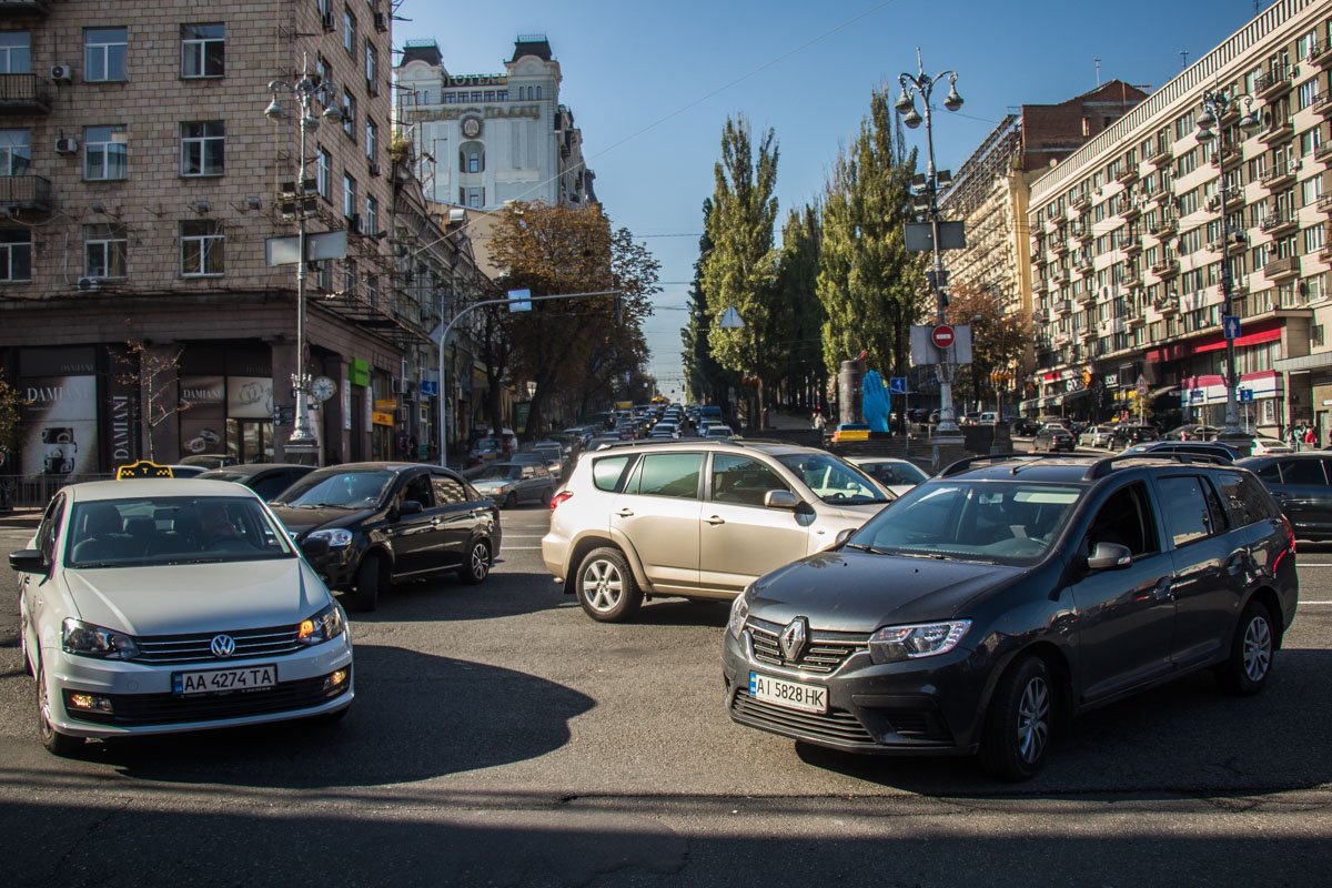 На перекрестке начался настоящий коллапс На перекрестке начался настоящий коллапс