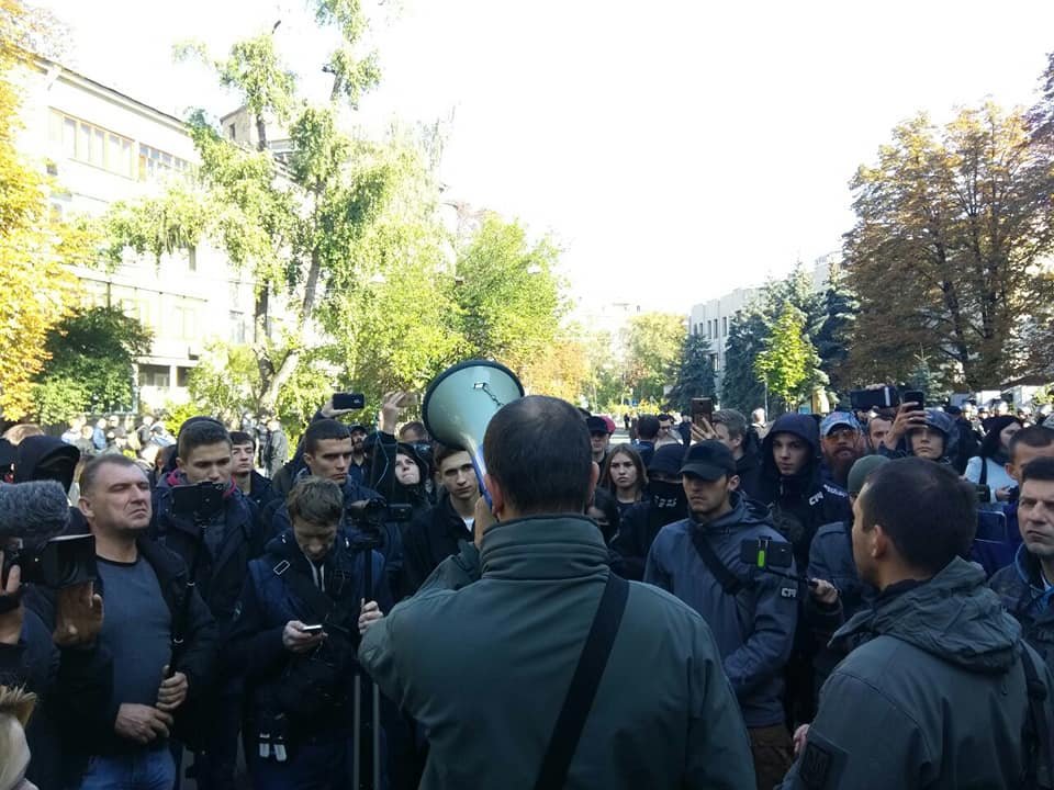 Лидер организации С14 Сергей Мазур вместе с активистами требовали провести расследование касательно взрыва в его квартире