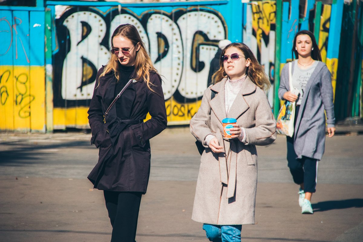 Кофе и солнечные лучи заставляют жителей Киева встать с постели