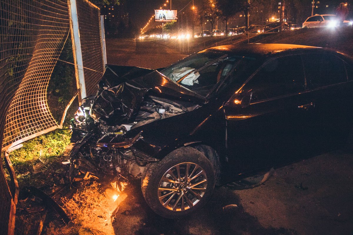 На одном из перекрестков мужчина не справился с управлением, врезался в автомобили Volvo и BMW, после чего слетел с дороги