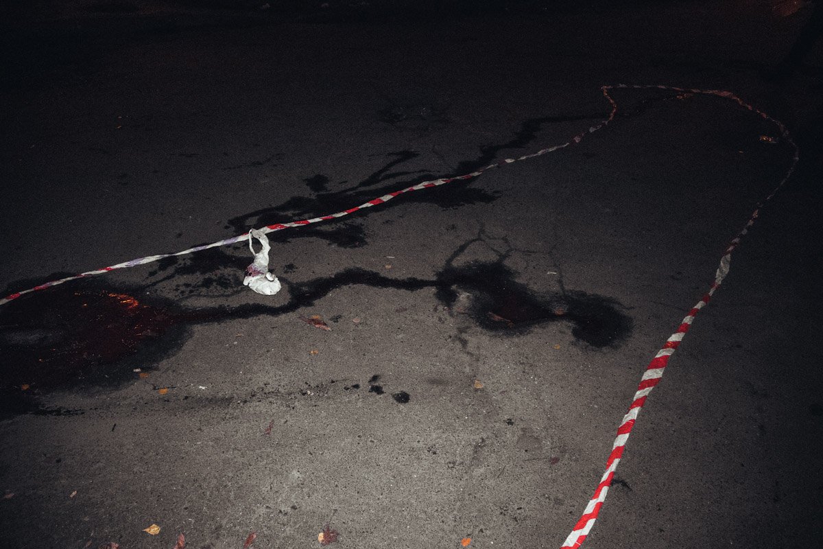 На месте работали несколько экипажей патрульной полиции, "скорая" и следственно-оперативная группа