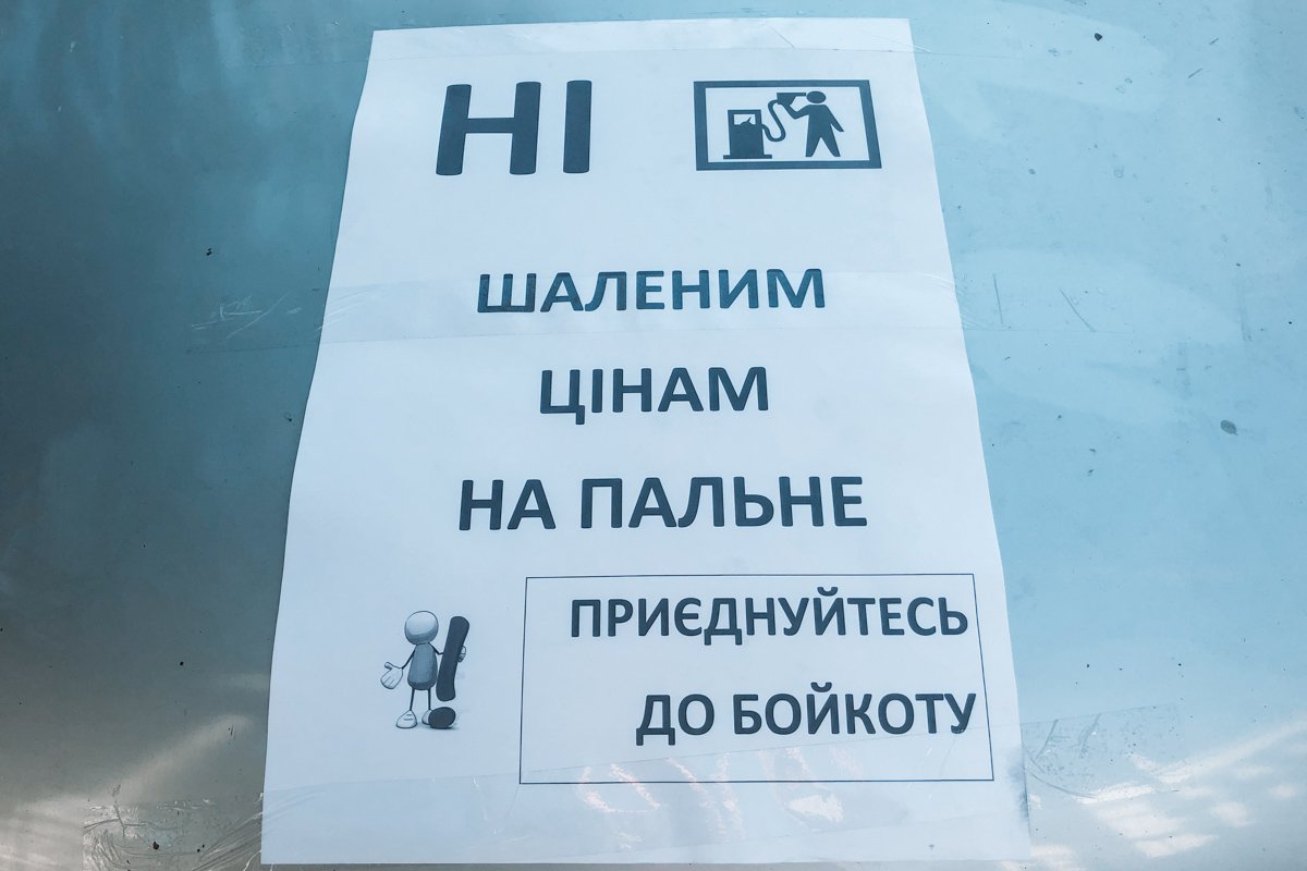 На улицу Грушевского приехали несколько легковых автомобилей 