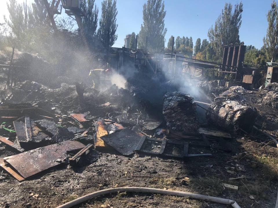 Горел мусор на территории завода