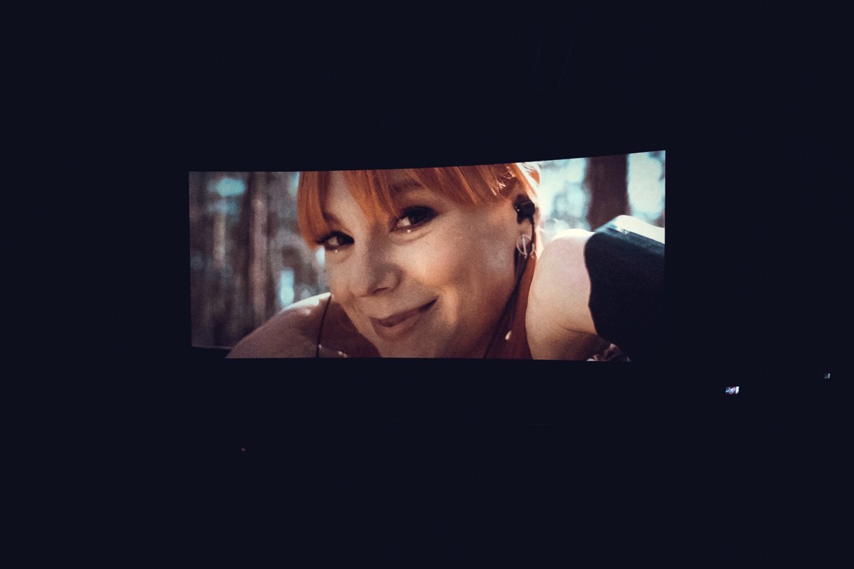 Видео полностью передало настроение альбома: все цвета, сюжеты и ракурсы были в таком же легком и светлом стиле, как и песни