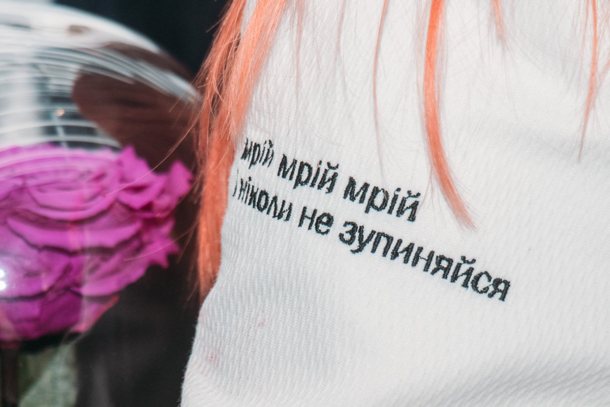 Светлана пришла в белом удлиненном жакете, на котором были написаны цитаты из ее песен