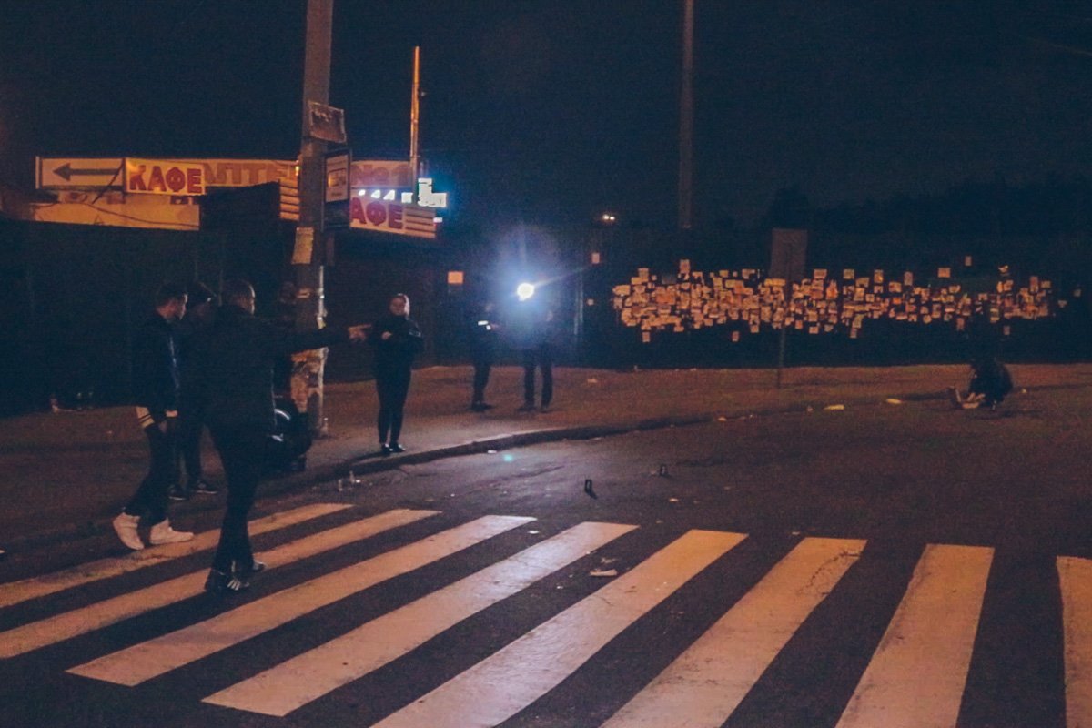 Очевидец отметил, что мимо проехала машина патрульной полиции, которые не приняли никаких мер, чтобы остановить драку Очевидец отметил, что мимо проехала машина патрульной полиции, которые не приняли никаких мер, чтобы остановить драку