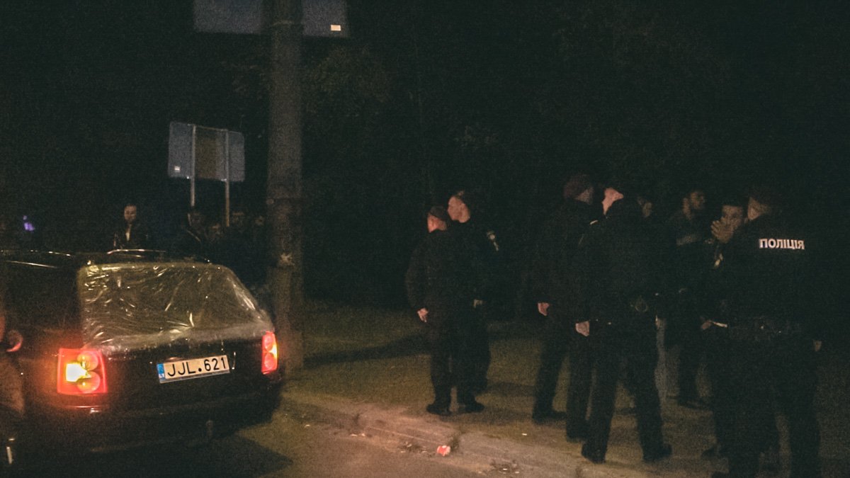 Полицейские остановили машину с представителями кавказкой национальности, что спровоцировало между ними конфликт Полицейские остановили машину с представителями кавказкой национальности, что спровоцировало между ними конфликт