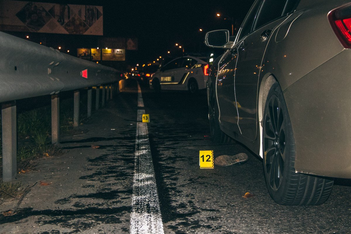 Пешеходам удалось беспрепятственно перейти три полосы, однако в крайней левой двигался автомобиль Honda