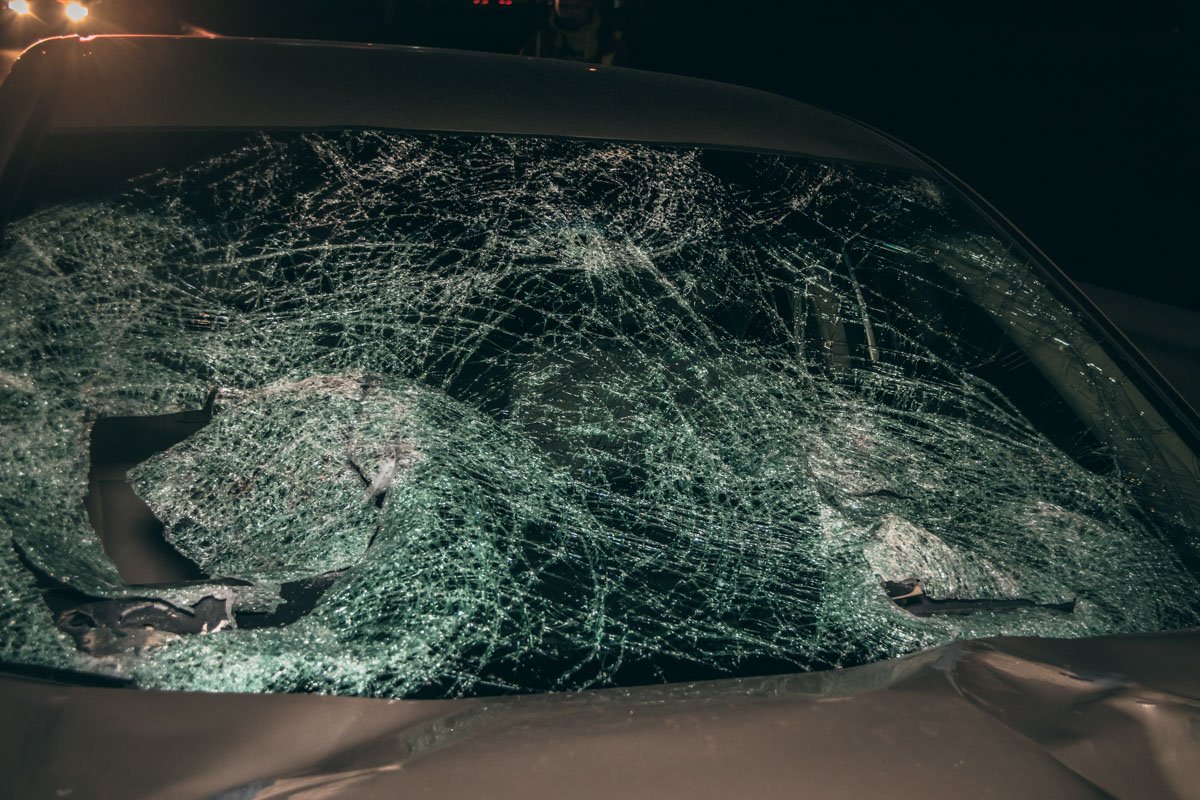 Один пешеход остался лежать на дороге, а второй перелетел через заградительный забор на зеленую зону