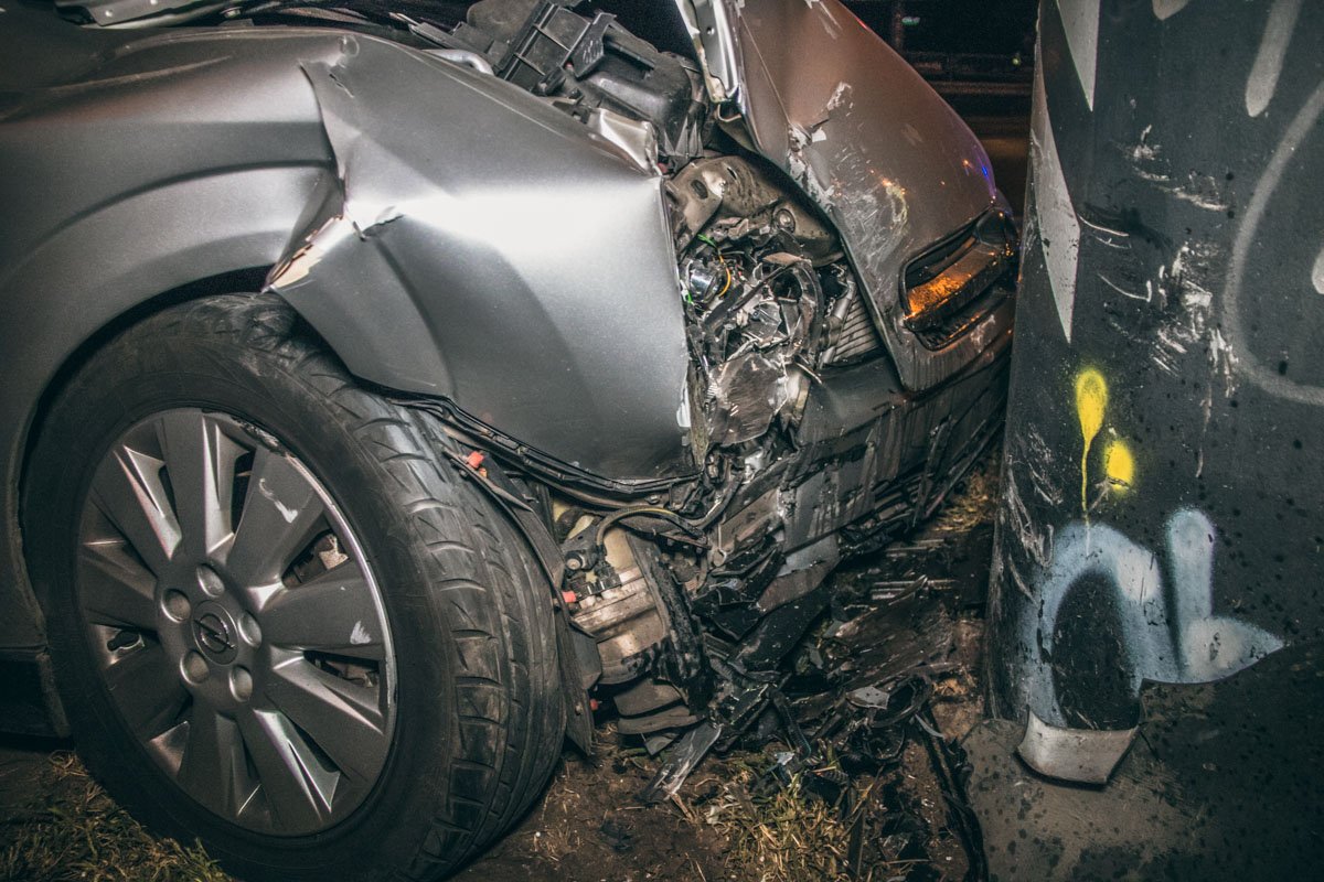 Машина врезалась в билборд