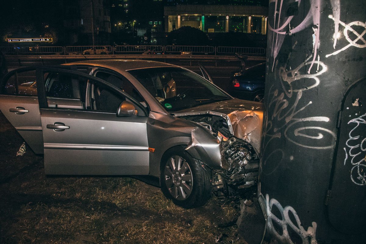 Водитель хотел повернуть в сторону улицы Черновола, но не заметил, что в первом ряду ехала другая машина