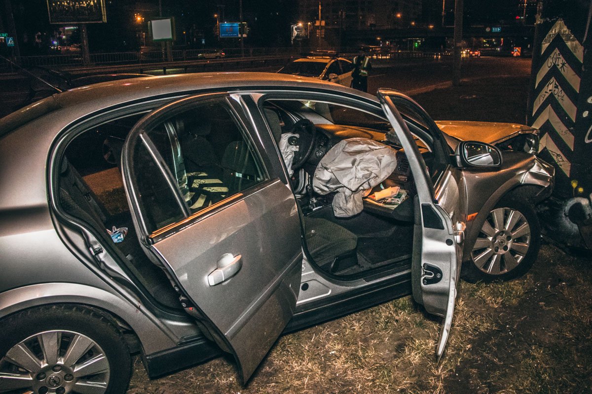 Потеряв управление, автомобиль сбил несколько дорожных знаков и врезался в билборд