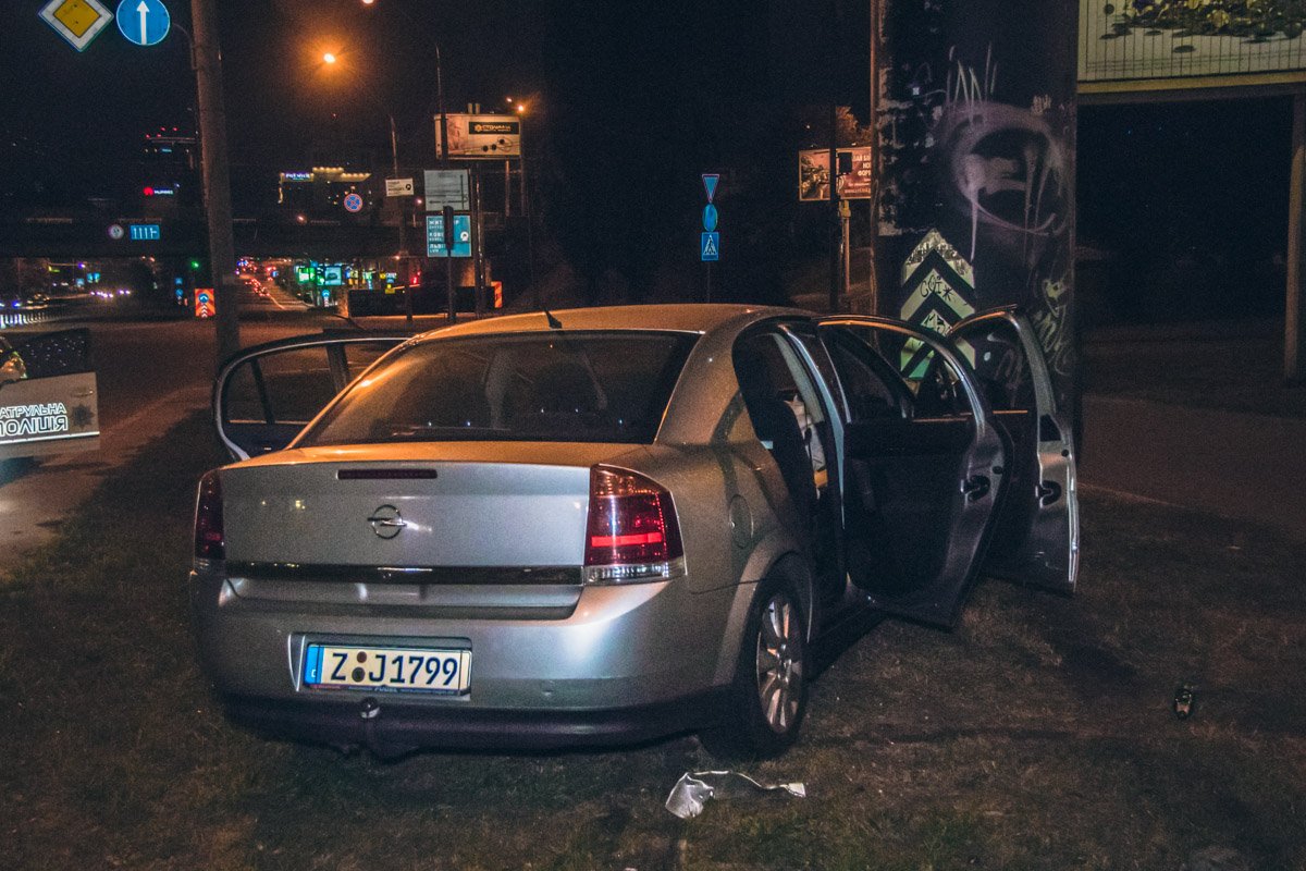 В результате аварии ни водитель, ни пассажир не пострадали