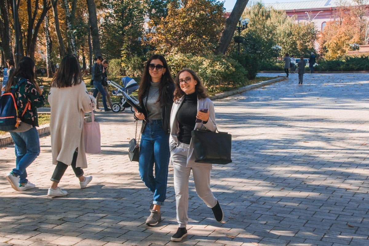 Каждый ловит последние теплые деньки по своему