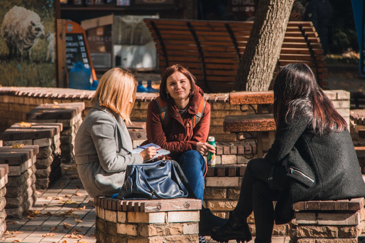 А кто-то обсуждает вопросы на свежем воздухе