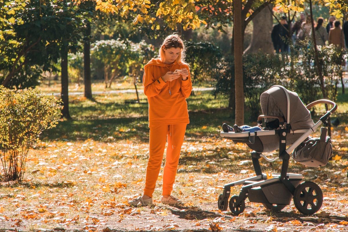 Солнечная мама заряжает теплом своего малыша