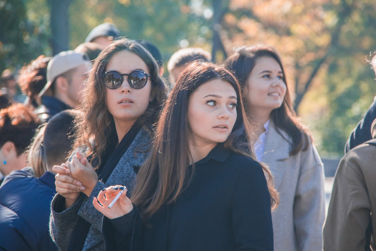 Закурить есть?