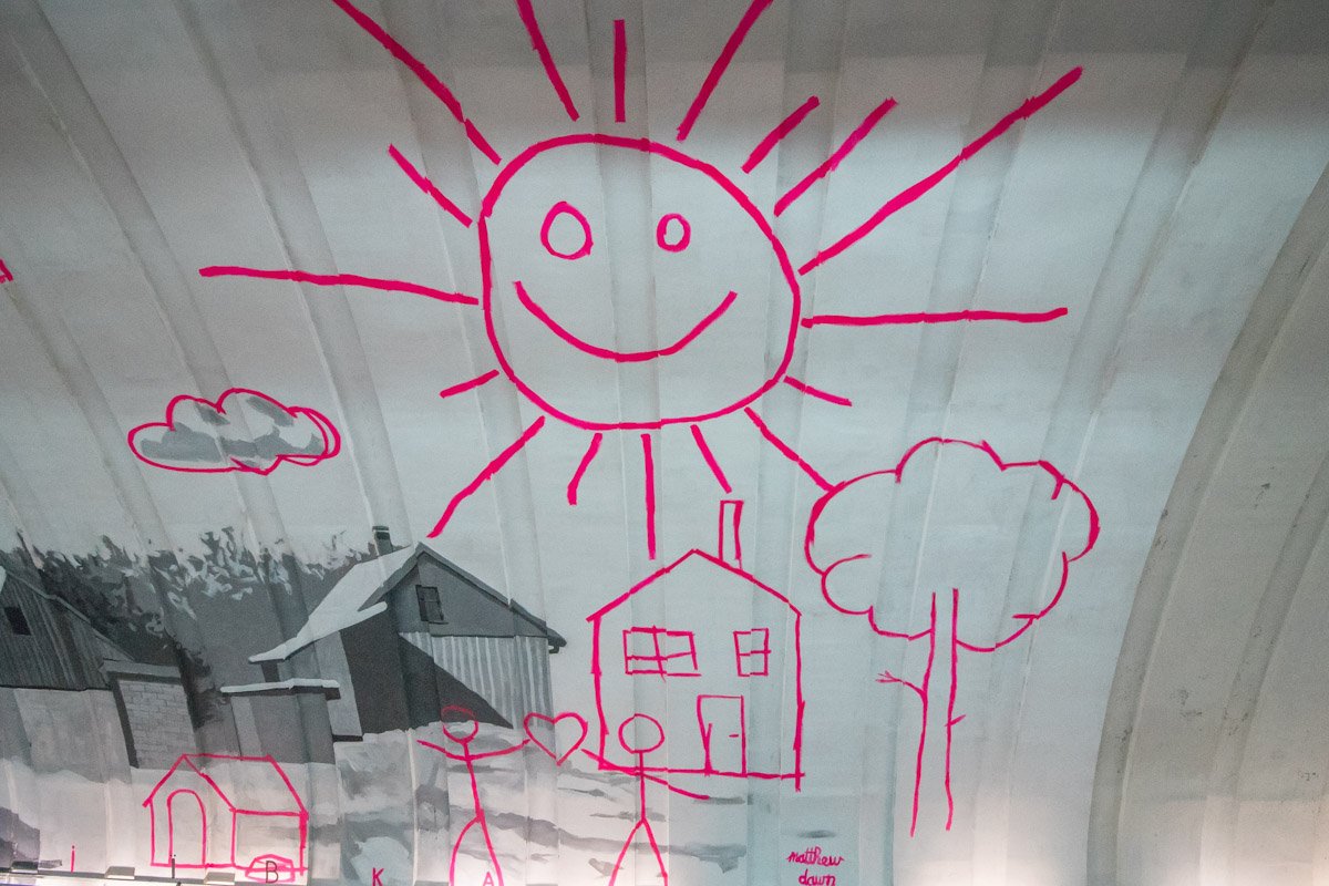 На мурале изображены нереализованные детские мечты На мурале изображены нереализованные детские мечты