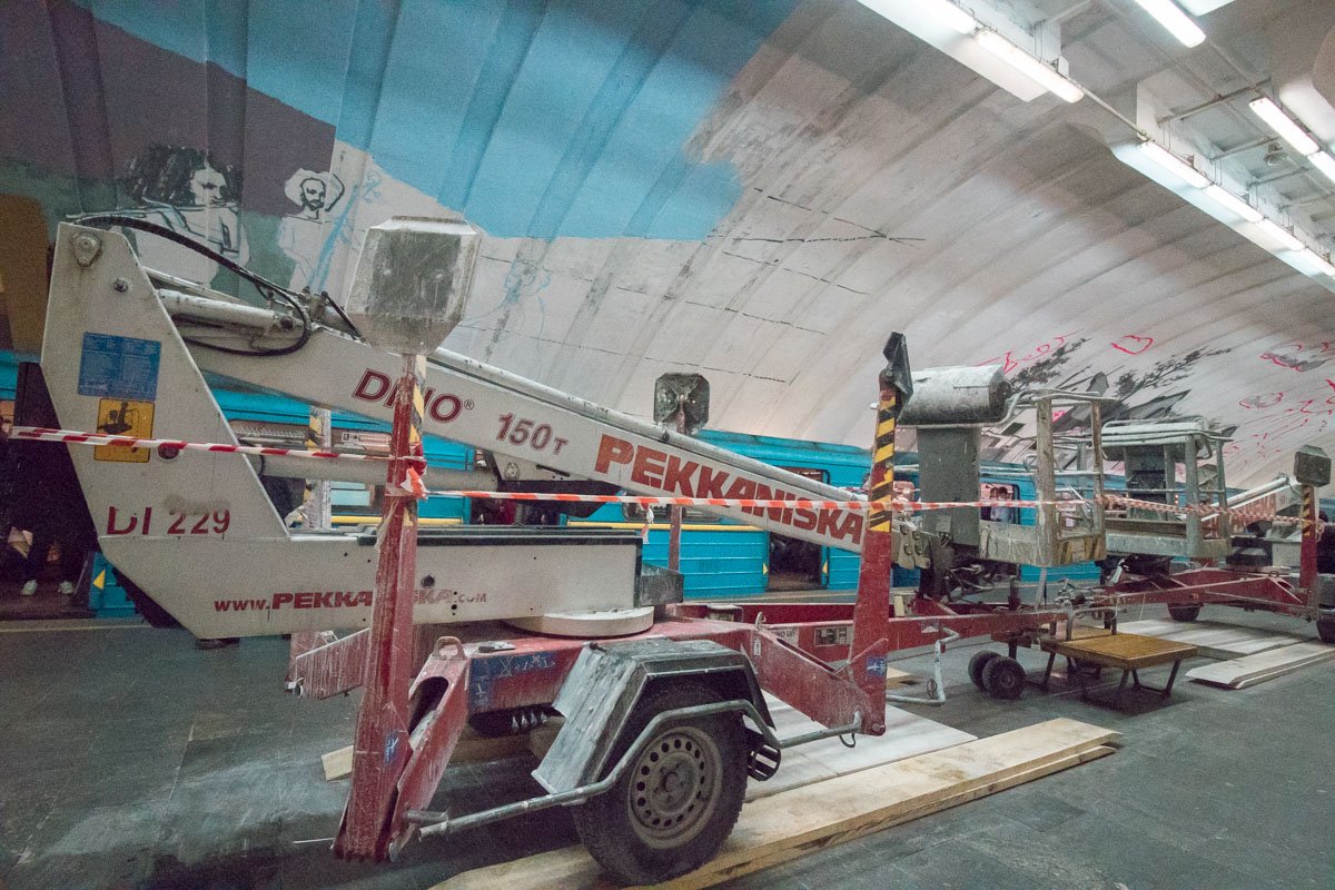 Художники рисуют ночью, когда метро уже закрыто для пассажиров Художники рисуют ночью, когда метро уже закрыто для пассажиров