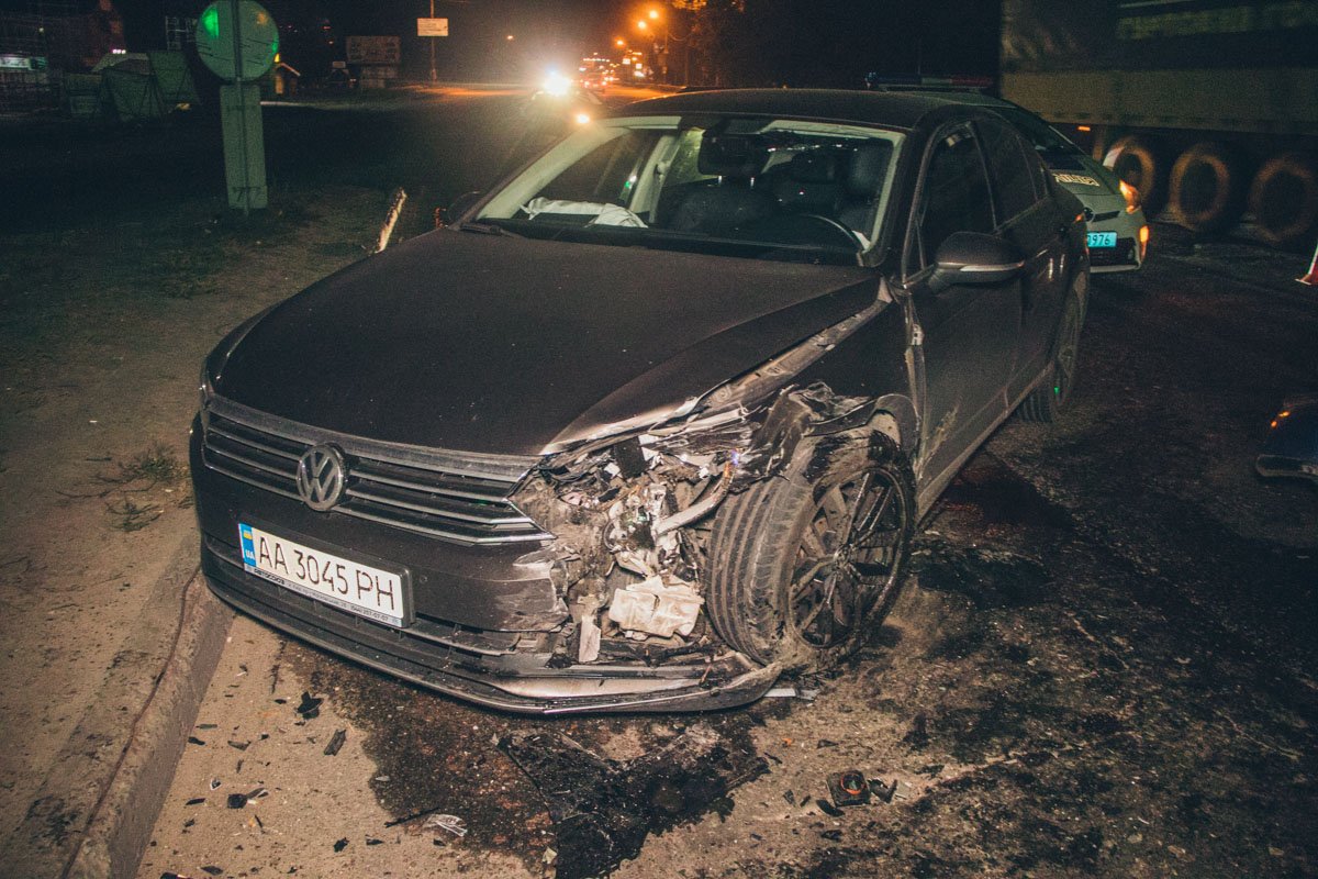 Водитель Volkswagen Golf не заметил в темноте плавного поворота дороги, выехал на встречную полосу движения и врезался в Passat