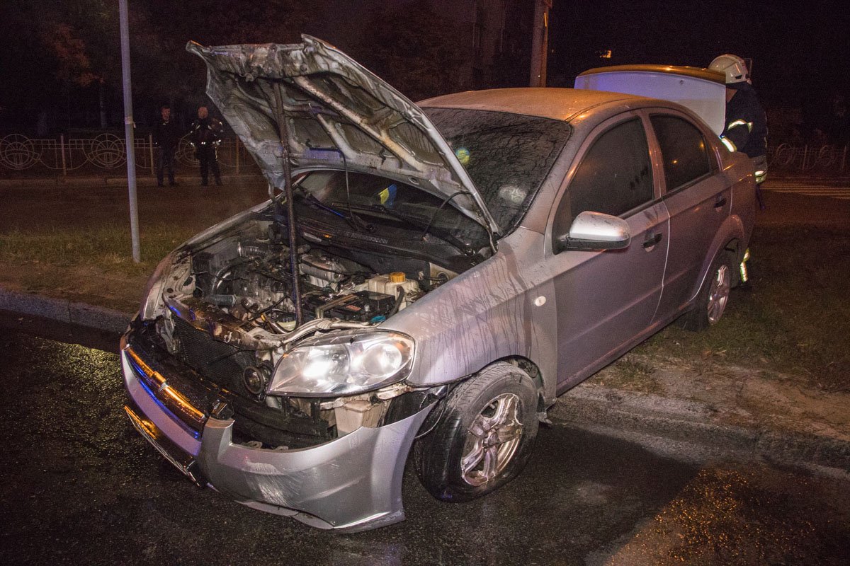 На Оболони Chevrolet Aveo вылетел на разделительную клумбу, снес столб и загорелся