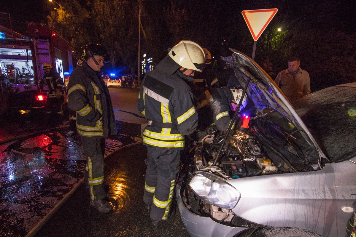 По предварительной версии, от удара об бордюр, в автомобиле перебилась газовая магистраль и он загорелся