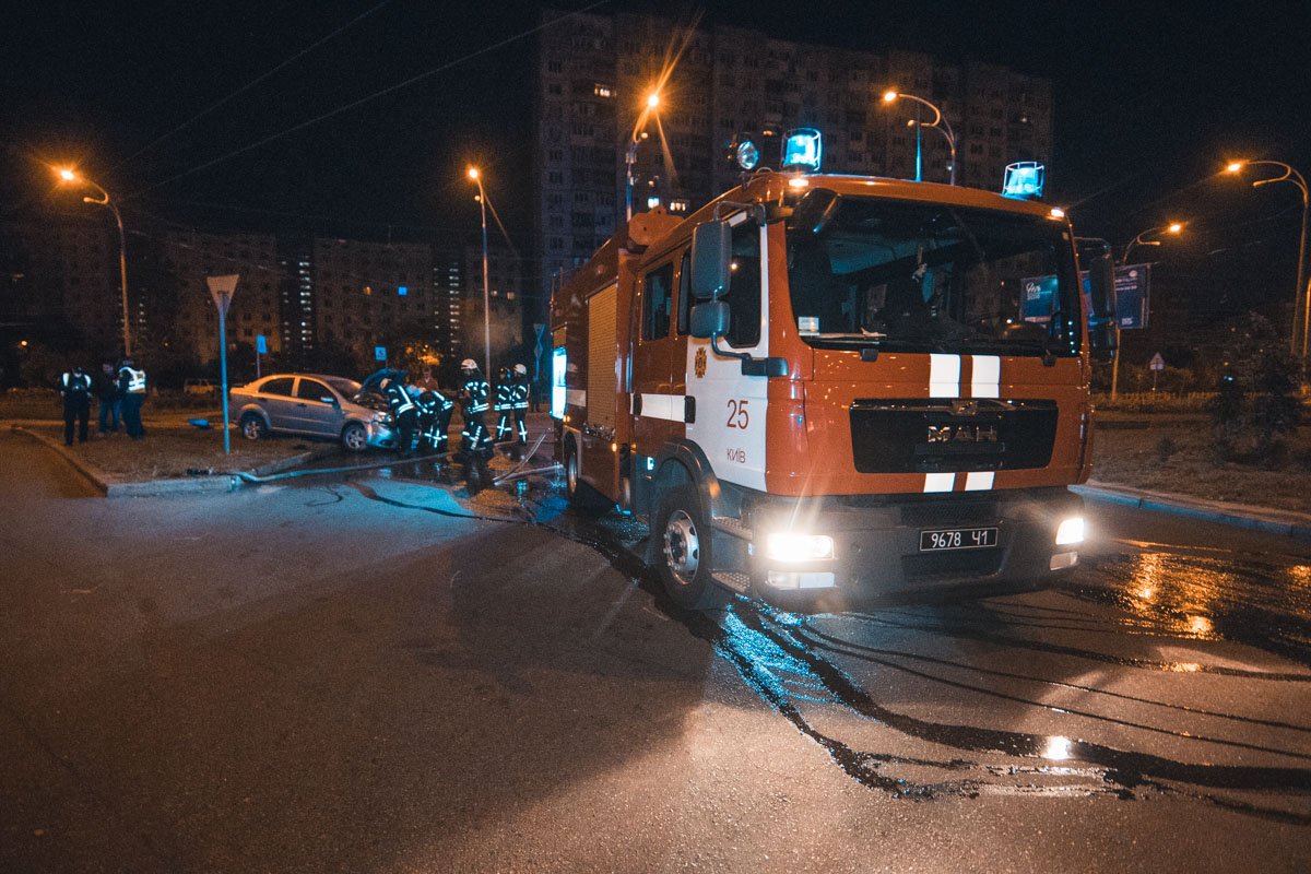 На месте работали пожарные, врачи "скорой" и следственно-оперативная группа