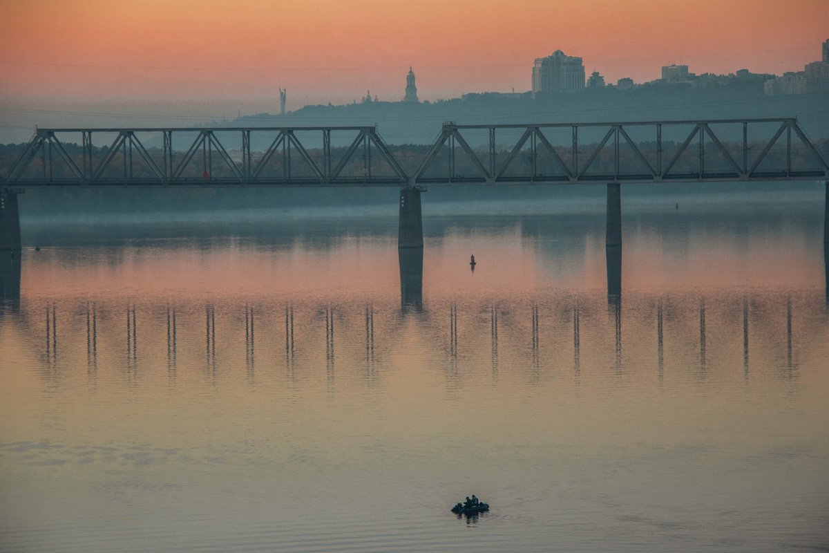Солнце только восходит, а город уже проснулся