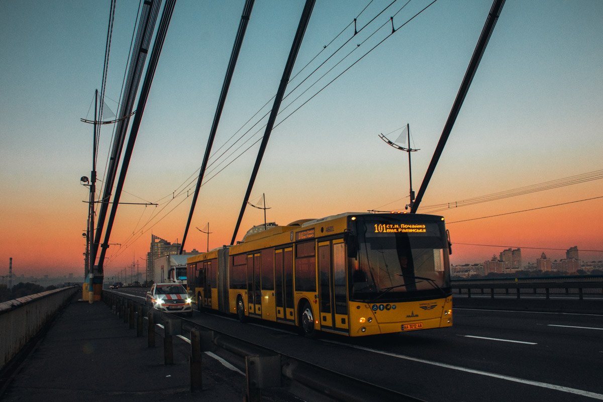 Пустые троллейбусы уже через пару часов наполняются пассажирами 