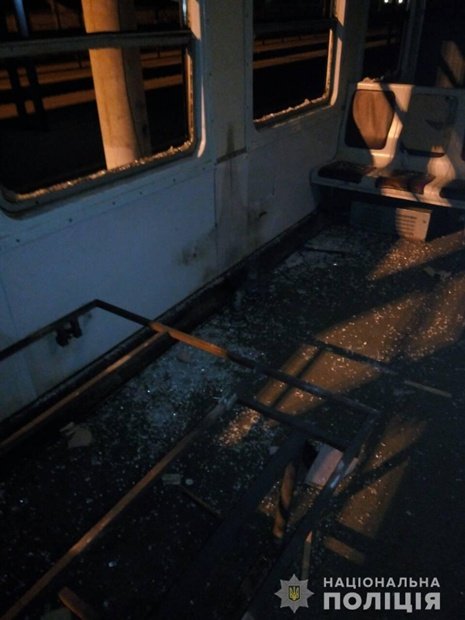 10 октября группа подростков разгромила вагон электропоезда Фастов-Киев