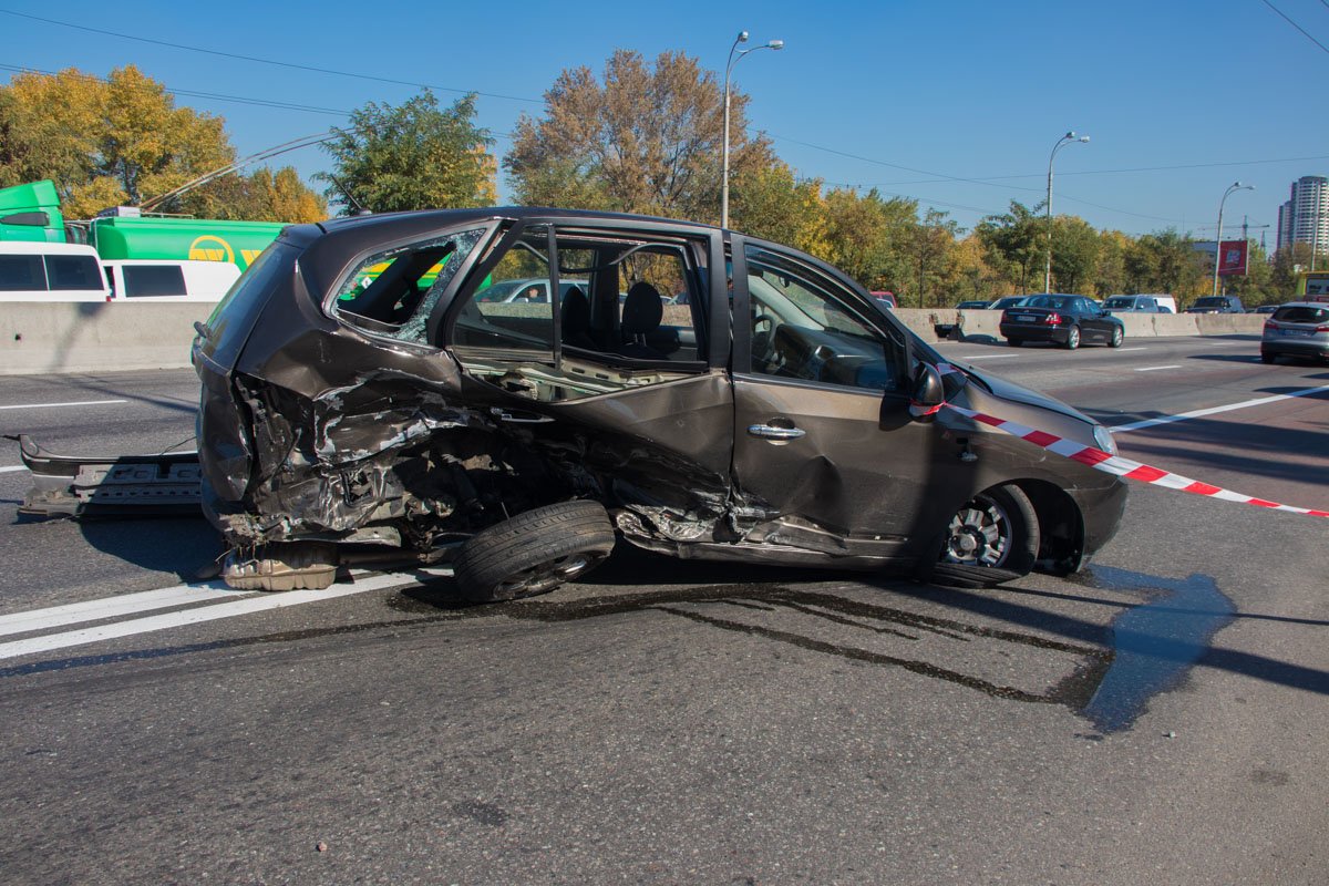 Kia совершал поворот на заправку ОККО, а в этот момент Seat врезался в него