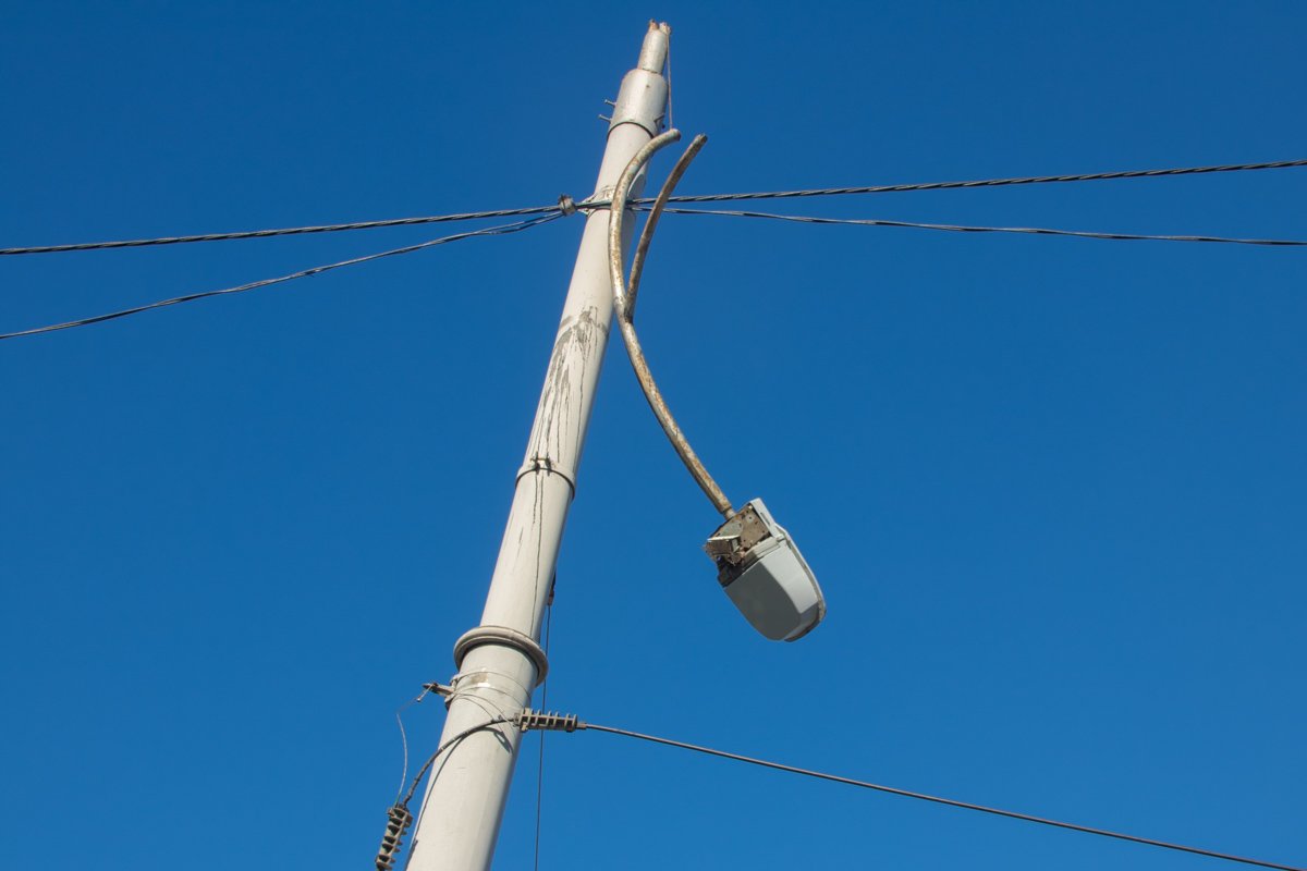 От удара Leon врезался в столб, у которого, от сильного столкновения, вылетели лампы