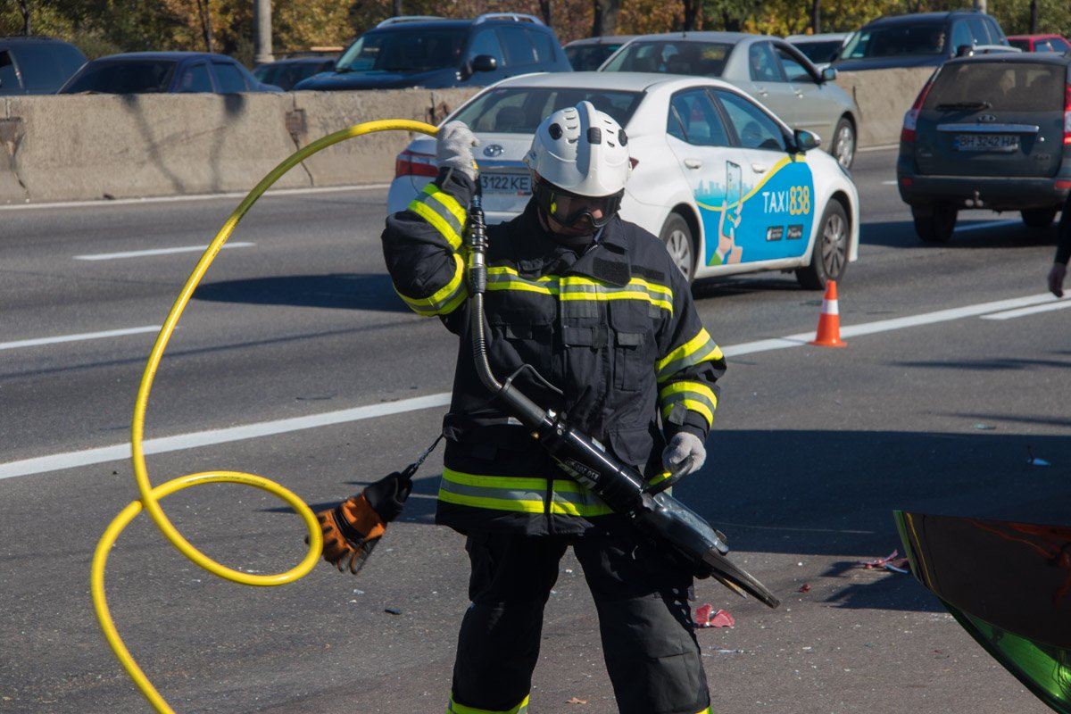 Одного мужчину из автомобиля Leon вырезали спасатели