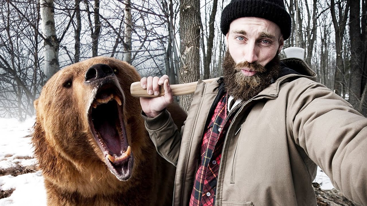 Любители эффектных селфи готовы на все, даже заглянуть в пасть медведю